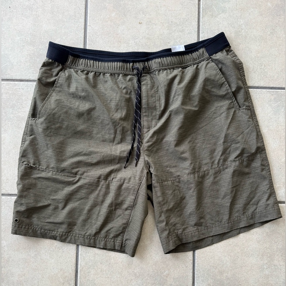Columbia Men’s Fishing/Swim shorts Army Green Stretch
XL